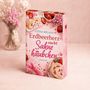 Auf dem rosafarbenen Cover steht: "Liana Milano. Erdbeerherz sucht Sahnehäubchen. Roman." Im Hintergrund Kuchen und Erdbeeren.
