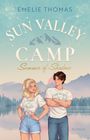 Oben im Bild stehen groß die Worte: "Sun Valley Camp" und "Summer of Shadows". Zwei Personen in Freizeitkleidung vor einer Berglandschaft.