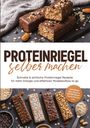 "PROTEINRIEGEL selber machen" - Verschiedene Schokoriegel auf dunkler Oberfläche, mit Hafer, Nüssen und Schokoladenstückchen.