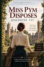 "Miss Pym Disposes" von Josephine Tey. Frau von hinten betrachtet ein historisches Gebäude. Bücher mit Tugenden aufgelistet.