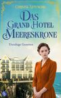 Titel: "Das Grand Hotel Meereskrone - Unruhige Gezeiten". Frau in orangefarbenem Kleid vor einem Hotel am Meer.