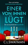 Titel: "EINER VON IHNEN LÜGT". Untertitel: "Der nervenaufreibende Psychothriller". Oben: "Einer wird sterben. Und niemand kann entkommen." Der Name des Autors ist C.L. Swatman. Im Vordergrund ein Tisch mit Kandelaber, umgestürztem Glas und Blutspur, rote Stühle im Hintergrund.