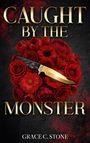„CAUGHT BY THE MONSTER“ steht oben, „GRACE C. STONE“ unten. Rote Rosen und ein gold-glänzendes Messer.