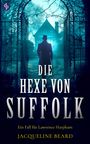 „DIE HEXE VON SUFFOLK“ oben, gefolgt von „Ein Fall für Lawrence Harpham“ und „JACQUELINE BEARD“. Düstere, mystische Szenerie.