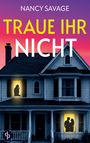 Text: "Nancy Savage", "TRAUE IHR NICHT". Illustration eines Hauses bei Sonnenuntergang mit Silhouetten im Fenster.