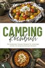 „Camping Kochbuch“, mit Rezepten für Camper, darunter bunte Gemüsegerichte in Folie und eine Pasta in einem Topf auf Holz.