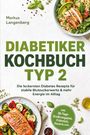 Text: "Diabetiker Kochbuch Typ 2" von Markus Langenberg. Bild: Lachsfilet, Gemüse, Quinoa-Salat, Gewürze, Olivenöl.