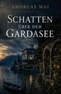 „Schatten über dem Gardasee“ von Andreas Mai. Abendstimmung am See mit Villa, Zypressen und einer Steinmauer mit Zitronen.