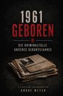 "1961 Geboren. Die Kriminalfälle unseres Geburtsjahres. Ein True-Crime-Jahrgangsbuch von Andre Meyer." Zeitungstapel.