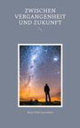 Oben steht „ZWISCHEN VERGANGENHEIT UND ZUKUNFT“. Darunter sieht man eine Person unter einem leuchtenden Sternenhimmel.