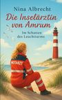 Texte: "Nina Albrecht", "Die Inselärztin von Amrum", "Im Schatten des Leuchtturms", "Notarzt". Frau in Notarztanzug am Strand.