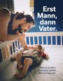 "Erst Mann, dann Vater. Daniel Janzen. Warum es für's Vatersein ganze Männer braucht." 
Ein Mann beugt sich lächelnd über ein Baby im Bettchen.