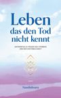 „Leben das den Tod nicht kennt“ in blauer Schrift auf pastellfarbenem Hintergrund mit Wolken und Hügeln, Name „Nandishvara“.