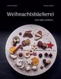 "Weihnachtsbäckerei, eine süße Leckerei..." Zwei Namen oben. Teller mit Plätzchen, Zimtstangen, Anissternen und Orangenscheiben.