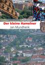 „Der kleine Hamelner" von Jan Mundhenk. Stadtansicht mit Fachwerkhäusern, Glockenspiel und bunter Fensterverzierung.
