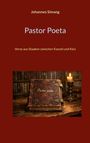 „Johannes Simang, Pastor Poeta, Verse aus Staaken zwischen Kanzel und Kiez.“ Altes Buch und Kerze auf Holztisch.