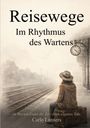 „Reisewege. Im Rhythmus des Wartens.“ Eine Person sitzt auf einem Koffer an einem leeren Bahnsteig.