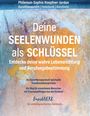 "Deine Seelenwunden als Schlüssel" in großen Buchstaben vor einem abstrakten, bunten Hintergrund in Blau und Orange.