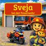 „Sveja bei der Feuerwehr“. Illustration eines Feuerwehrfahrzeugs, Kind in Uniform mit Teddybär und Motorrad.