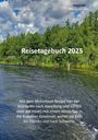 "Reisetagebuch 2025" oben, Beschreibung einer Bootstour unten. Wald und Fluss im Hintergrund.