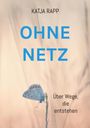 Text: "KATJA RAPP, OHNE NETZ, Über Wege, die entstehen". Ein Schmetterling sitzt auf einem Grashalm vor einem weichen Hintergrund.