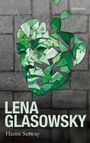 „Lena Glasowsky“ und „Hanni Serway“ sind große, weiße Texte. Grünes Glas formt ein Gesicht auf grauem Pflaster.