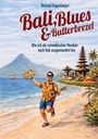 Titel: "Bali, Blues & Butterbrezel". Ein fröhlicher Mann mit Gitarre und Brezel am tropischen Strand nahe einem Tempel.