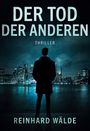 "Der Tod der Anderen. Thriller. Reinhard Wälde." Eine Person steht vor einer nächtlichen Skyline am Wasser.