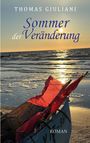 "Thomas Giuliani: Sommer der Veränderung. Roman." Im Vordergrund ein Boot mit roten Fahnen am Strand, Sonnenuntergang über dem Meer.