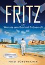 "FRITZ oder Wer nie sein Brot mit Tränen aß". Illustration: Mann am Strand, Gebäude im Hintergrund, schwebende Blätter.