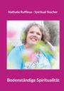 Text: "Nathalie Ruffieux - Spiritual Teacher", "Bodenständige Spiritualität". Frau lächelt, trägt blaues Oberteil, umgeben von rosa Blüten.