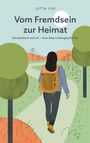 "Vom Fremdsein zur Heimat. Deutschland und ich – eine leise Liebesgeschichte." Frau mit Rucksack auf einem Pfad.