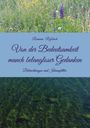 "Von der Bedeutsamkeit manch belangloser Gedanken" steht auf einer Naturfotografie mit Blumenwiese und Wasser.