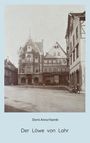 Text: Doris Anna Haenle, Der Löwe von Lahr. Historisches Foto von Gebäuden mit Menschen vorne auf einer Straße.