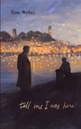 "Tom Weber" oben, "tell me I was here" unten. Zwei Personen an einem Fluss, beleuchtete Stadt im Hintergrund, gemalt.