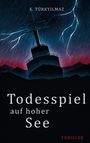 „Todesspiel auf hoher See“ und „Thriller“. Dunkles Schiff im Sturm mit Blitzen, dramatischer Himmel.