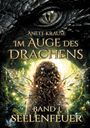 Text: "Anett Krause, Im Auge des Drachen, Band 1 Seelenfeuer." Illustration: Ein Drachenauge und Person mit Feenflügeln im Wald.
