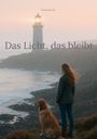 „Das Licht, das bleibt“, Roman von Thomas Kerviel. Eine Frau mit Hund am Meer, mit Leuchtturm im Hintergrund.