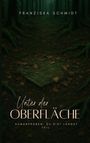 FRANZISKA SCHMIDT, Unter der Oberfläche, Humanproben. Du bist längst Teil. Dunkler Wald mit dichten Bäumen und Blättern am Boden.