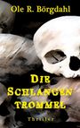 Auf schwarzem Hintergrund sind mehrere Schädel zu sehen. Text: "Ole R. Börgdahl, Die Schlangentrommel, Thriller".