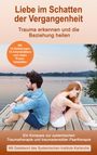 Titel: "Liebe im Schatten der Vergangenheit". Ein Paar sitzt Rücken an Rücken an einem Steg, sieht nachdenklich aus.