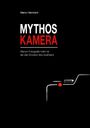 "MYTHOS KAMERA" in großen weißen und roten Buchstaben. Unten eine stilisierte Kamera in Weiß und Rot auf schwarzem Hintergrund.