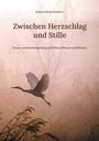 Text: „Zwischen Herzschlag und Stille. Trauer- und Sterbebegleitung mit Düften, Pflanzen und Ritualen.“ Reiher im Nebel.
