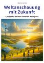 Titel: "Weltanschauung mit Zukunft". Untertitel: "Entdecke deinen inneren Kompass". Landschaft mit Menschen, Windrädern.
