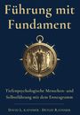 „Führung mit Fundament“; tiefenpsychologische Menschen- und Selbstführung mit dem Enneagramm. Goldenes Kompassmotiv.