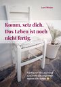 Text: "Komm, setz dich. Das Leben ist noch nicht fertig." Ein weißer Stuhl neben einer Pflanze.