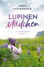 Titel "Lupinen Mädchen", Frau in lilafarbener Mütze sitzt in einem Feld voller lilafarbener Lupinen unter blauem Himmel.