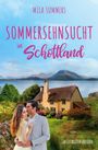 Text: "Mila Summers" und "Sommersehnsucht in Schottland". Paar umarmt sich vor einem idyllischen Cottage mit See- und Berglandschaft.