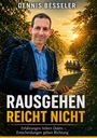 Text: „Dennis Besseler, Rausgehen reicht nicht. Erfahrungen liefern Daten – Entscheidungen geben Richtung.“ Ein Mann mit Laptop und Rucksack steht vor einem Sonnenuntergang an einem Fluss.