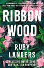 "Der prämierter Liebesroman der Autorin von 'Falls from Grace' ist jetzt auch auf Deutsch erhältlich. Ribbon Wood. Ruby Landers. Deutsche Übersetzung von Franziska Humphrey." Hintergrund mit rosa Blüten und grünen Blättern.